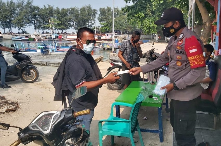  Polres Kep Seribu dan Jajaran Himbau ProKes dan Bagikan 2.100 Masker Medis Gratis