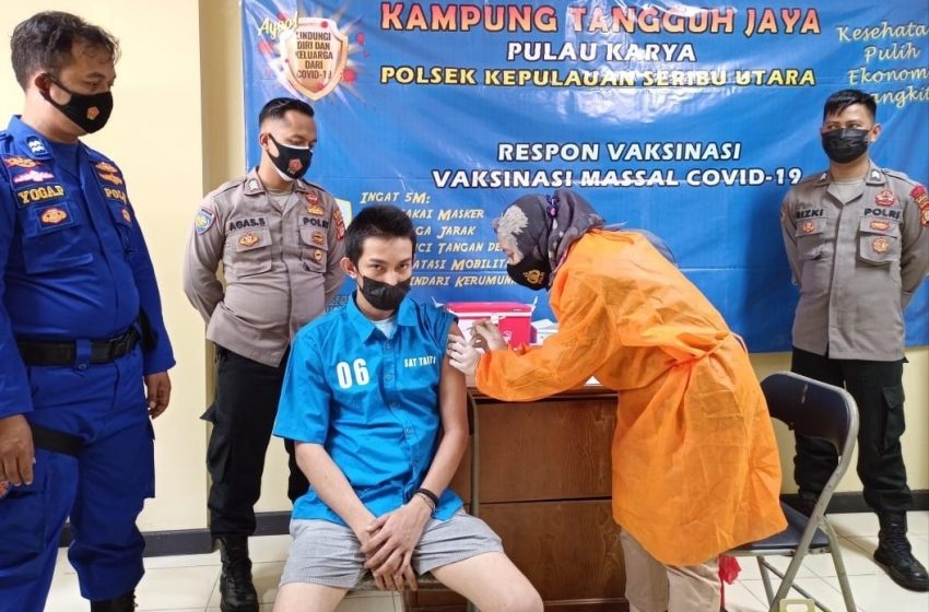  Polres Kepulauan Seribu Suntik Vaksin Covid-19 Tahanan