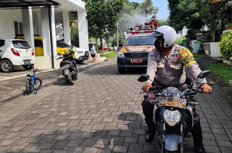 UPTD Damkar Cinere Semprot Disinfektan di Pemukiman Warga