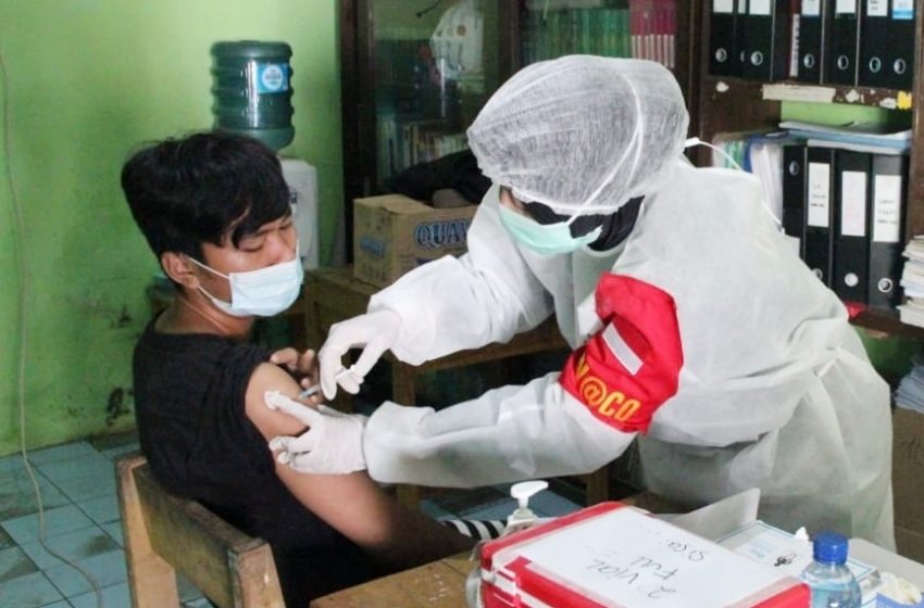  Gelar Suntik Vaksin Massal, Polres Kep Seribu Vaksin 375 Warga Pulau Untung Jawa