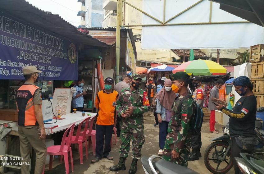  Koramil 05 Tanah Abang dan BKO TNI Pantau Prokes Pedagang Kaki Lima di Tiga Pasar Lingkungan Binaan