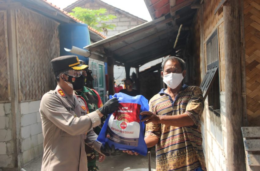  Berbagi Saat Pandemi, 58 KK di Slum Area Pulau Payung Dapat Bansos dari Polres Kep Seribu