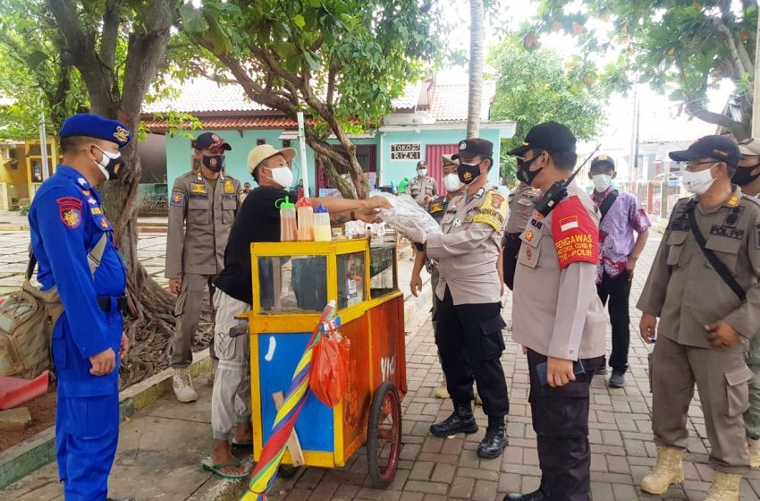  Perkuat PPKM Mikro, Polres Kep Seribu Bagikan 1.600 Masker di 8 Pulau Pemukiman