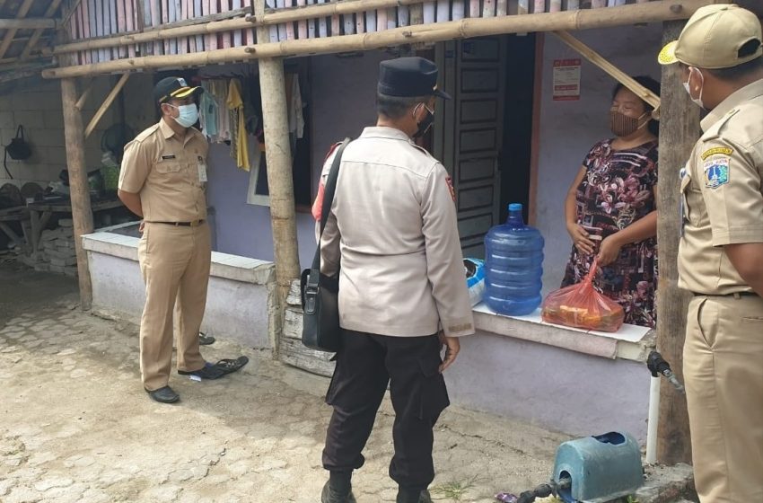  Sambangi 11 Warga Isoman di Pulau Lancang, Personel Polres Kep Seribu Bagikan Sembako