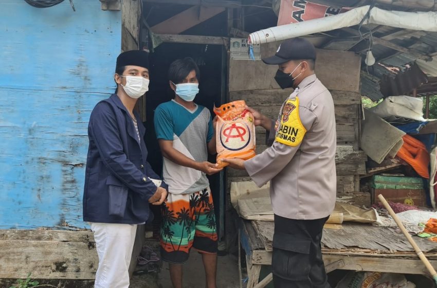  Personel Polres Kep Seribu Datangi dan Bagikan Bansos kepada 69 KK di 4 Pulau Pemukiman