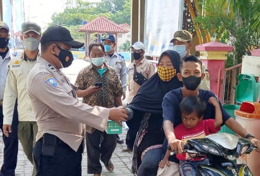  Serentak, Polres Kep Seribu bersama Polsek Jajaran Bagikan 1.400 Masker di 8 Pulau