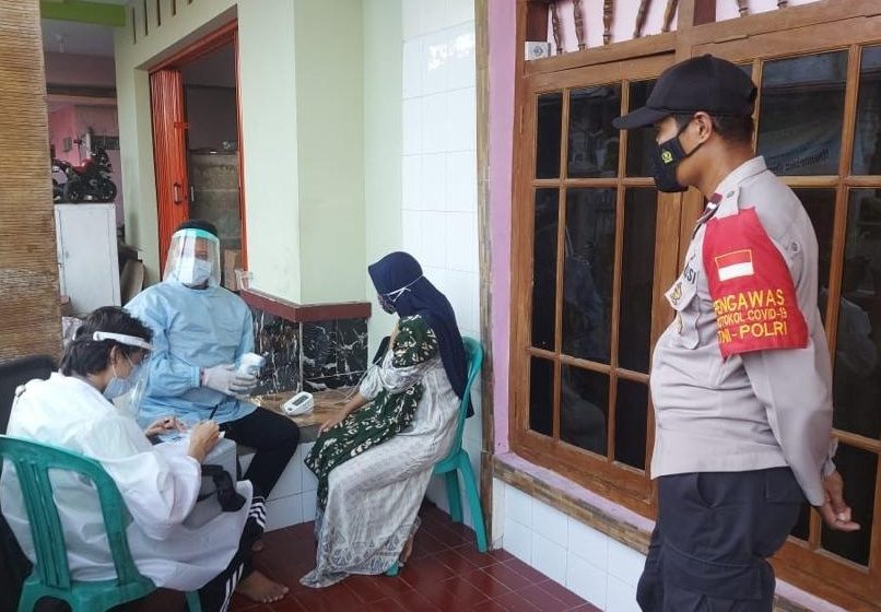  Bersama Nakes, Polsek Kep Seribu Selatan Door to Door Sambangi Warga Untuk Vaksin