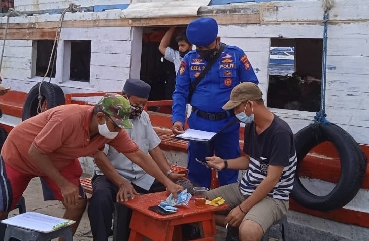 Polres Kep Seribu Cek Kartu Vaksin Bagi 132 Warga Akan Ke Pulau