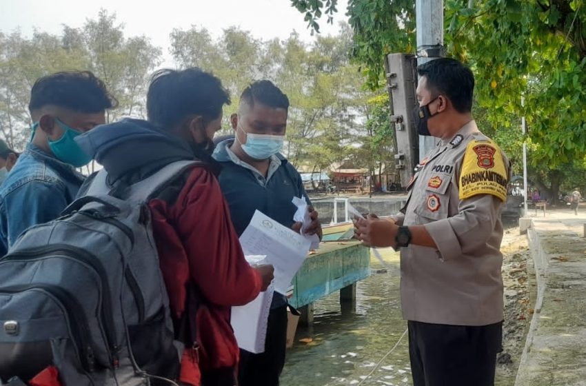  Cegah Sebaran Covid-19, Tim KTJ Polsek Kep Seribu Selatan Cek Sertifkat Vaksin Penumpang di Dermaga Kedatangan