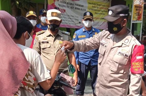  Himbau PoKes dan Bagikan 1.500 Masker, Polres Kep Seribu Hampiri Warga di Ruang Publik
