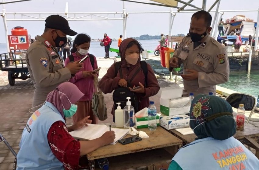  Tiba di Dermaga Kedatangan Pulau Pramuka Tunjukkan Sertifikat Vaksin