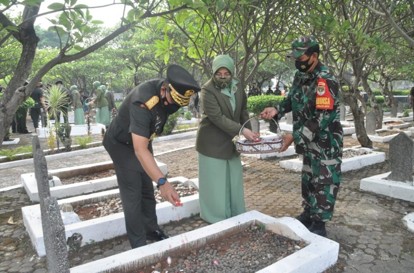  Jelang HUT TNI Ke-76, Danrem 051/Wkt Tabur Bunga di Taman Makam Pahlawan Patriot Bangsa Bekasi