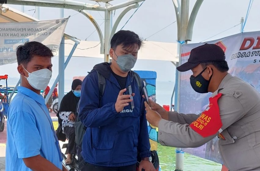  39 Warga Tiba di Dermaga Kedatangan Pulau Untung Jawa Tunjukkan Sertifikat Vaksin