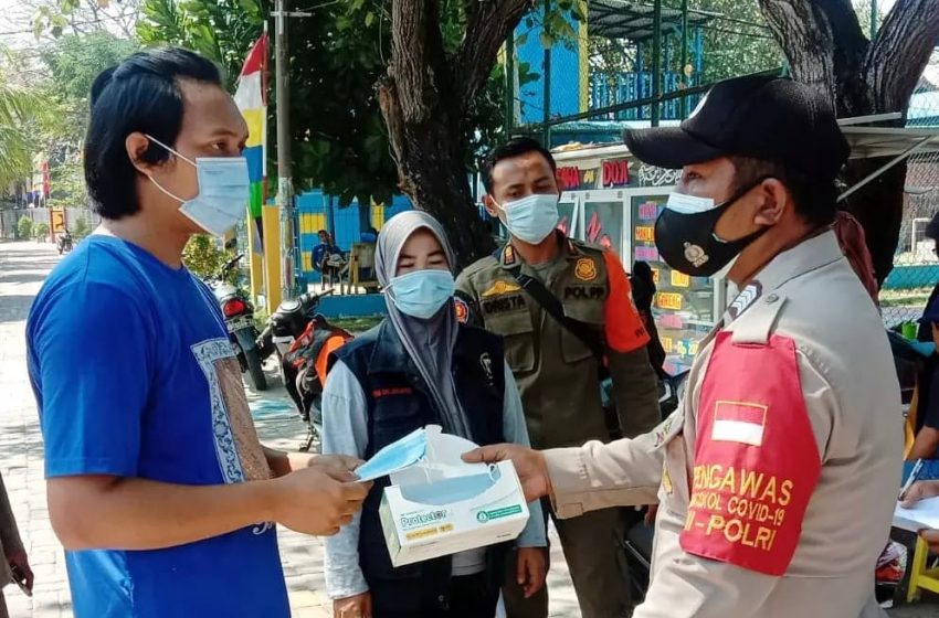  Polres Kep Seribu Bagikan 1.500 Masker ke Warga Secara Door to Door