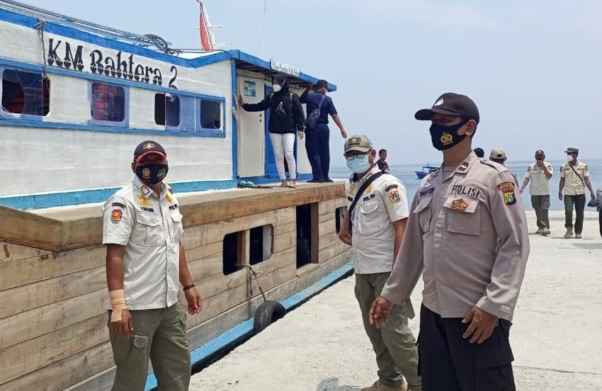  Personel Polsek Kep Seribu Utara Himbau ProKes Warga Yang Tiba di Pulau Pramuka