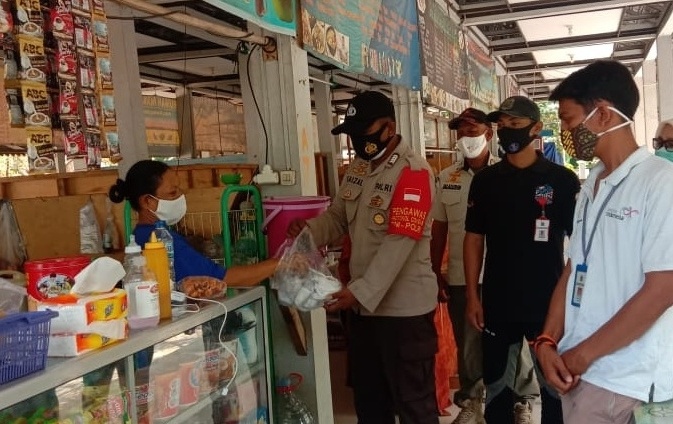  Polres Kep Seribu Bagikan 1.400 Masker ke Warga Secara Door to Door