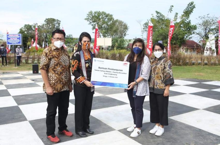  CSR FIFGROUP Dukung Taman Cahaya Madani Kota Singkawang