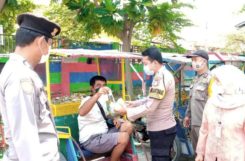  Sambil Ajak Warga Taat ProKes, Polres Kep Seribu Bagikan 1.700 Masker