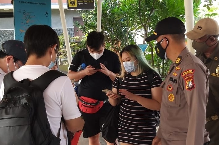  Polres Kep Seribu Lakukan Pengawasan ProKes Keberangkatan 69 Wisatawan Akan Ke Pulau