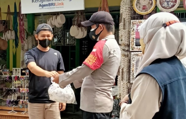  Polres Kep Seribu Bagikan 1.800 Masker ke Warga Secara Door to Door