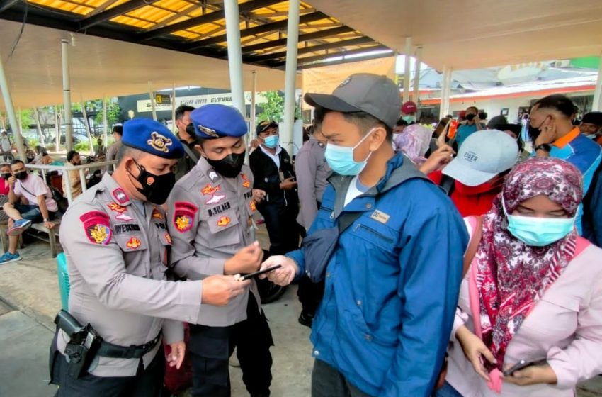  Sebelum Naik ke Kapal, 223 Penumpang yang akan Ke Pulau Seribu Jalani Scan Barcode Peduli Lindungi di Dermaga Marina Ancol