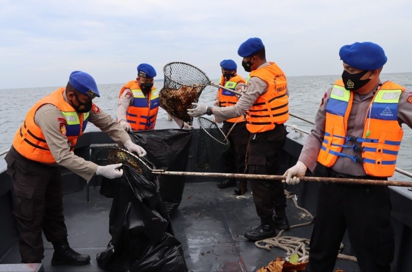  Sat Polair Polres Kepulauan Seribu Sambil Patroli Perairan Rutin Bersihkan Sampah di Laut