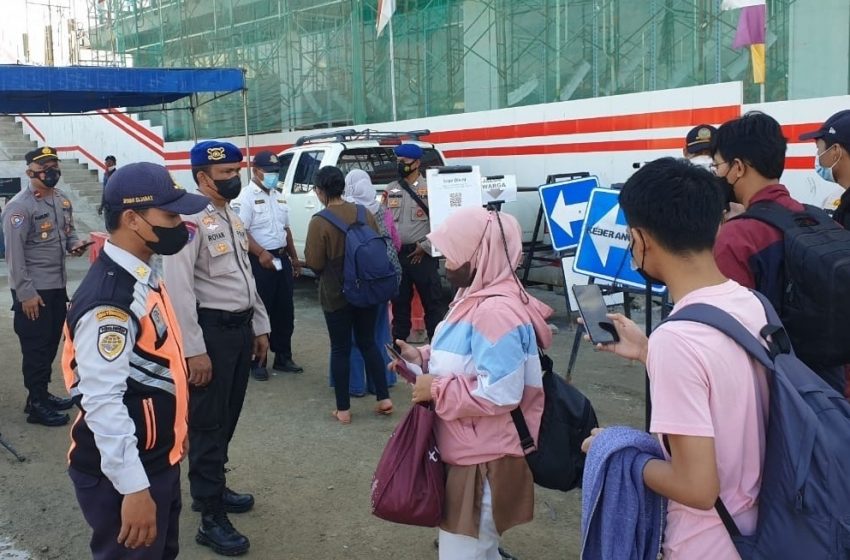  Liburan Akhir Pekan, 223 Wisatawan ke Pulau Seribu Dihimbau Taat ProKes dan Scan Barcode Peduli Lindungi di Pelabuhan Kaliadem