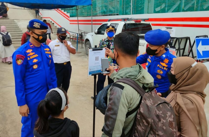  Giatkan Pengawasan ProKes di Pelabuhan Kaliadem, Personel Polres Kep Seribu Wajibkan 143 Wisatawan Scan Barcode Peduli Lindungi