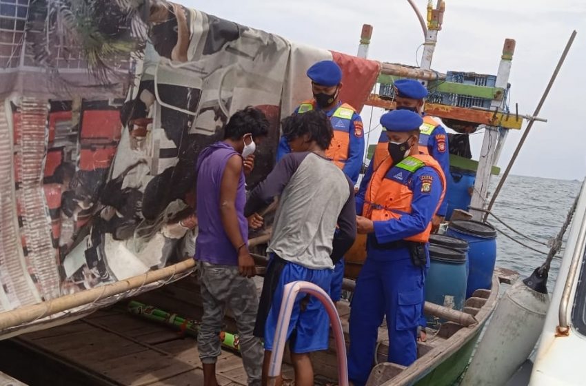  Himbau ProKes dan Bagikan Masker, Sat Polairud Polres Kep Seribu Hampiri Kapal Nelayan