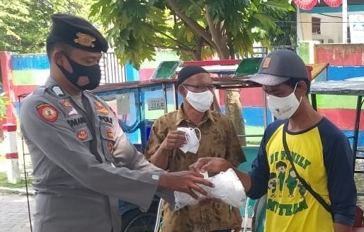  Bagikan 1.400 Masker, Polres Kepulauan Seribu Ajak Warga Taat ProKes