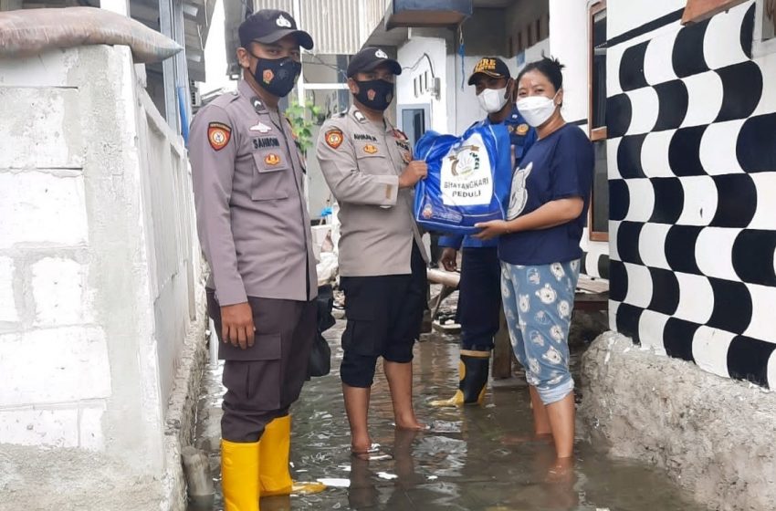  Di Pulau Lancang, 53 KK Korban Banjir Rob Dapat Bantuan Paket Sembako dari Polres Kep Seribu