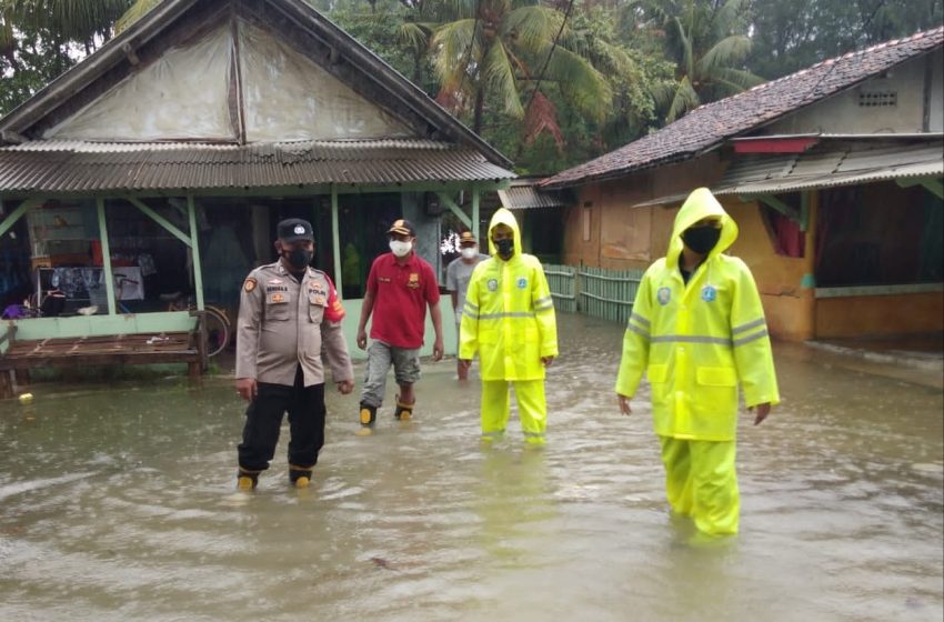  Banjir Rob, Polsek Kepulauan Seribu Selatan Bantu Sedot Air Pasang di Rumah Warga Terdampak Rob