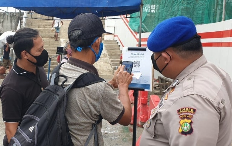  141 Penumpang Kapal Ke Pulau Seribu Diwajibkan Scan Barcode Peduli Lindungi di Dermaga Kaliadem Muara Angke