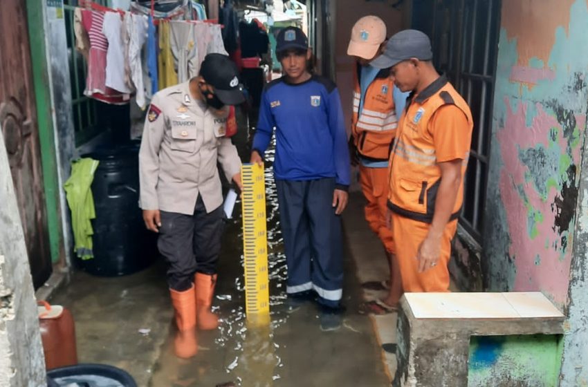  Ini Upaya Yang Dilakukan Polsek Kepulauan Seribu Utara Bantu Warga Terdampak Banjir Rob
