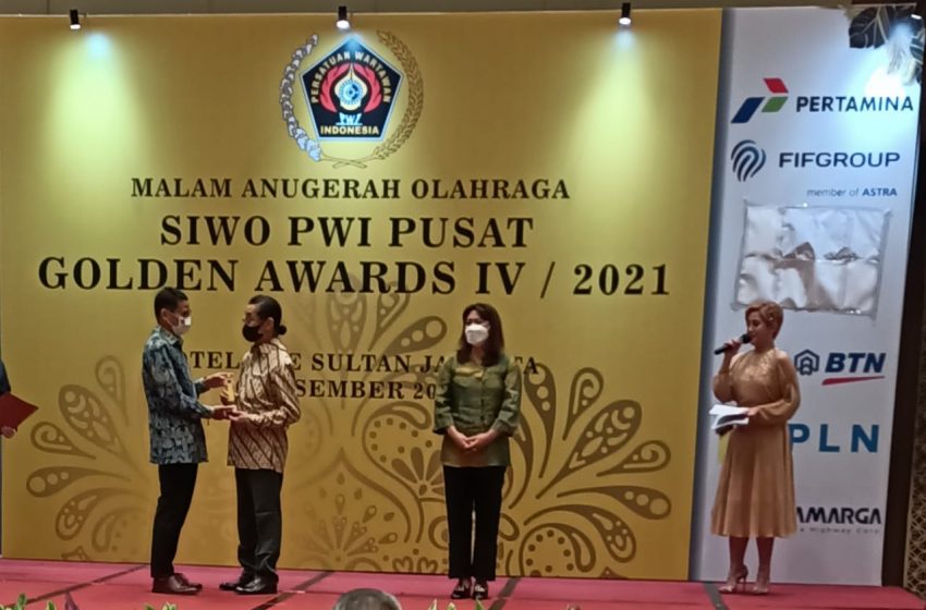  Alex Haryanto Raih Penghargaan Lifetime Achievement Golden Awards Siwo PWI Pusat 2021