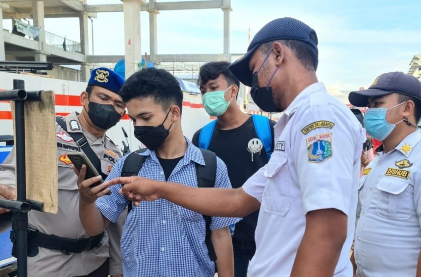  Tunjukkan Bukti Scan Barcode Peduli Lindungi Di Pelabuhan Kaliadem Muara Angke, 158 Wisatawan Berangkat Ke Pulau Seribu