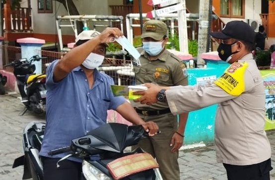  Cegah Sebaran COVID-19, Sejumlah 1.400 Masker Dibagikan Polres Kepulauan Seribu Ke Warga Diruang Publik Secara Door to Door