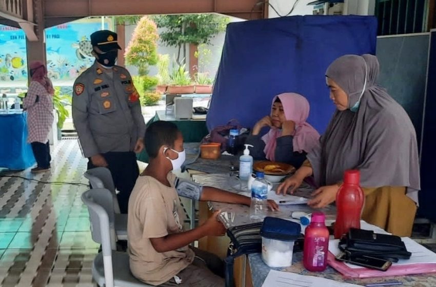  Kapolsek Kep Seribu Utara Tinjau Gerai Vaksin di SDN 01 Pulau Kelapa Ajak Warga Tidak Takut Jarum Suntik
