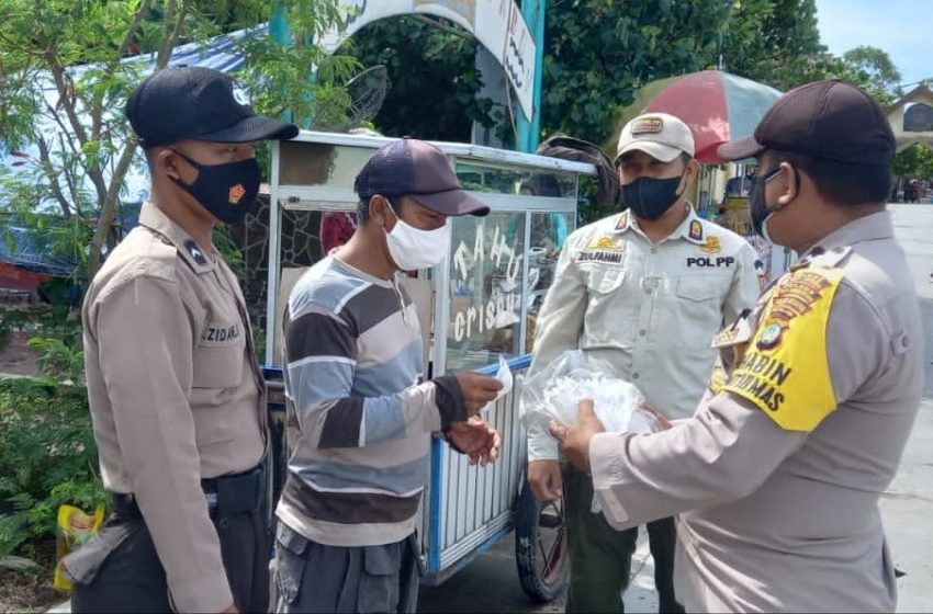  Polres Kepulauan Seribu Beserta Polsek Jajaran Himbau ProKes dan Bagikan 1.200 Masker Secara Door to Door