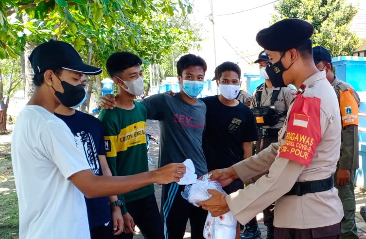  Polres Kepulauan Seribu Beserta Polsek Jajaran Himbau ProKes dan Bagikan 1.100 Masker Secara Door to Door