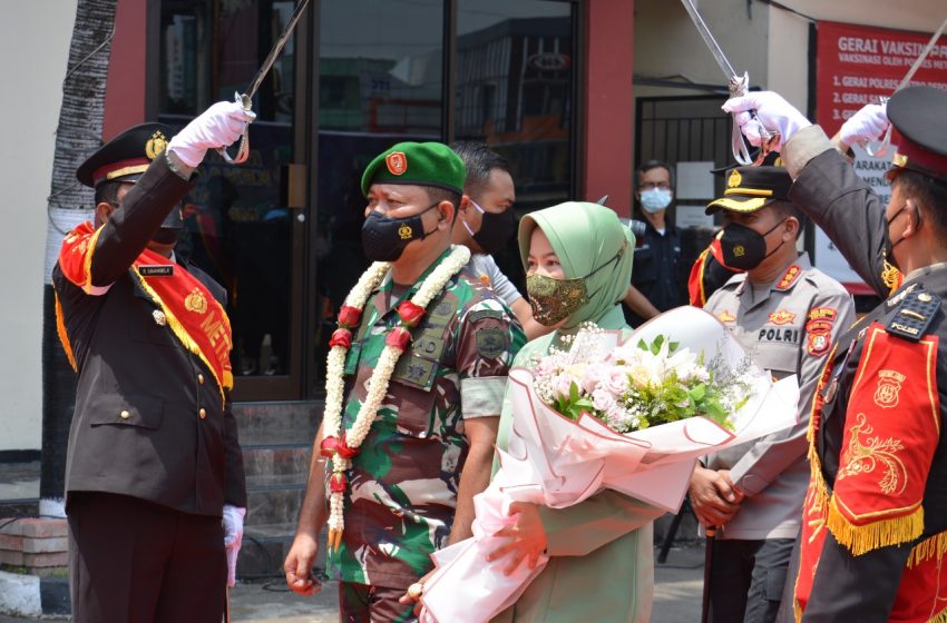  Disambut Upacara Pedang Pora, Kolonel Inf Aulia Fahmi Dalimunte Kunjungi Mapolres Metro Depok