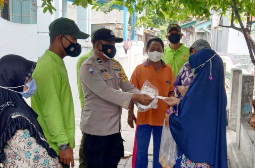  Polres Kepulauan Seribu Beserta Polsek Jajaran Himbau ProKes dan Bagikan 1.200 Masker Secara Door to Door Ke Warga