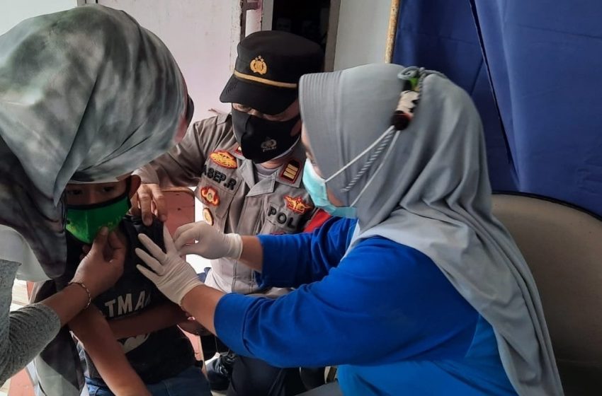  Polsek Kep Seribu Utara Door to Door Ajak Anak Usia 6-11 Tahun Suntik Vaksin COVID-19