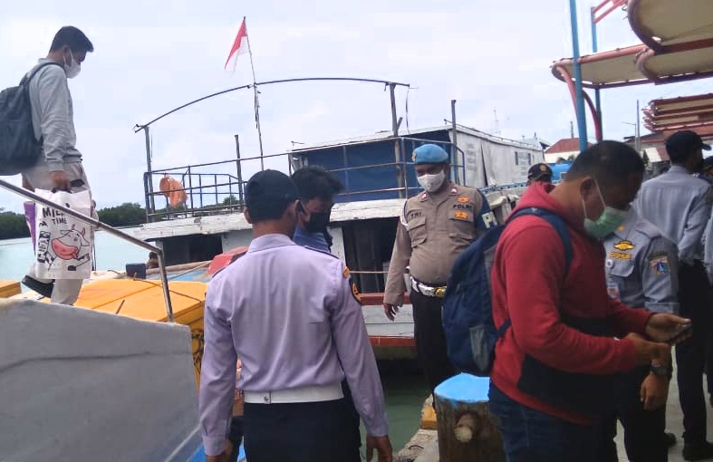  Perketat Pengawasan ProKes, Polsek Kep Seribu Utara Tempatkan Personel Di 4 Dermaga Kedatangan Pulau Pemukiman