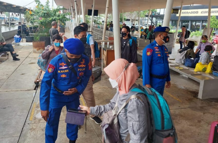  175 Wisatawan Ke Pulau Melalui Dermaga Marina Scan Barcode Peduli Lindungi