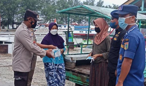  Polres Kep Seribu Terus Himbau ProKes dan Bagikan 1.100 Masker ke Warga Sebagai Upaya Cegah Paparan COVID-19