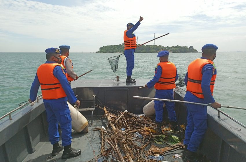  Saat Patroli Perairan, Sat Polairud Polres Kep Seribu Bersihkan Laut Dari Sampah