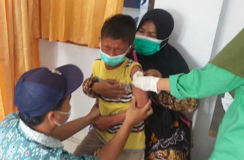  Polsek Kep Seribu Selatan Bersama Puskesmas dan Relawan Gelar Suntik Vaksin Anak di Pulau Lancang