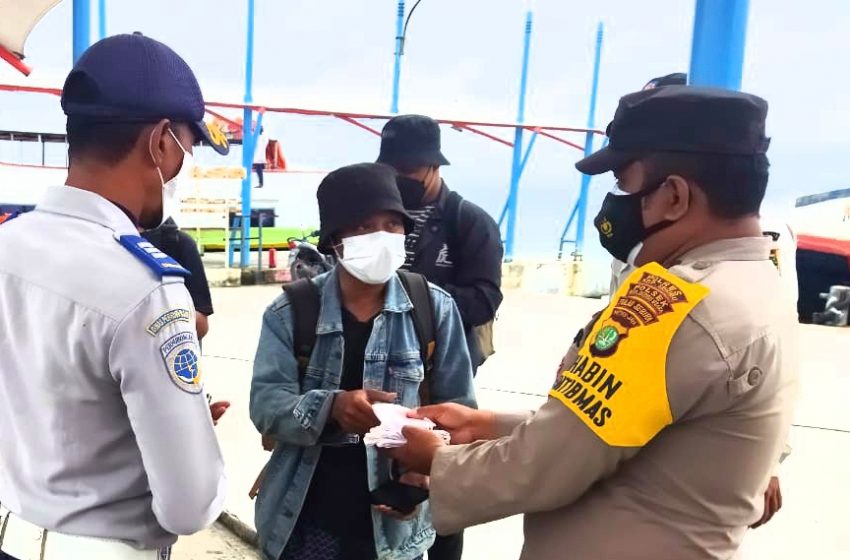  Sampaikan Himbauan ProKes dan Bagikan 1.100 Masker ke Warga, Upaya Polres Kep Seribu Cegah COVID19