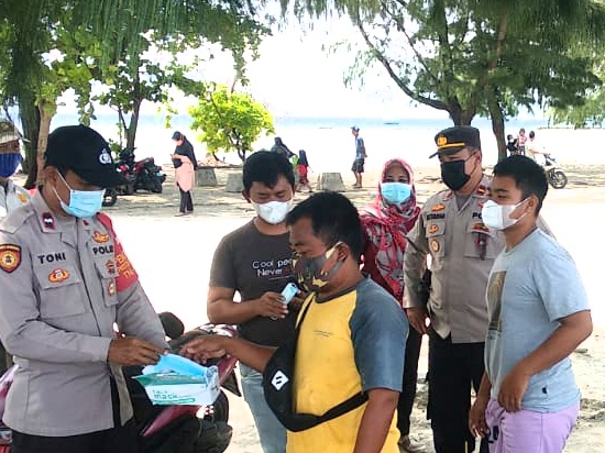  Sampaikan Himbauan ProKes dan Bagikan 1.000 Masker ke Warga, Upaya Polres Kep Seribu Cegah COVID19